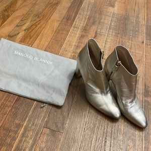 MANOLO BLAHNIK WOMENS GOLD TONE BOOTIES  SIZE 7
